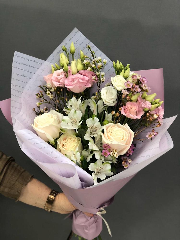 Букет цветов из: Альстромерии, Розы и Лизиантусы в Умёт