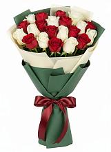 Букет Микс из красных и белых роз в Умёт