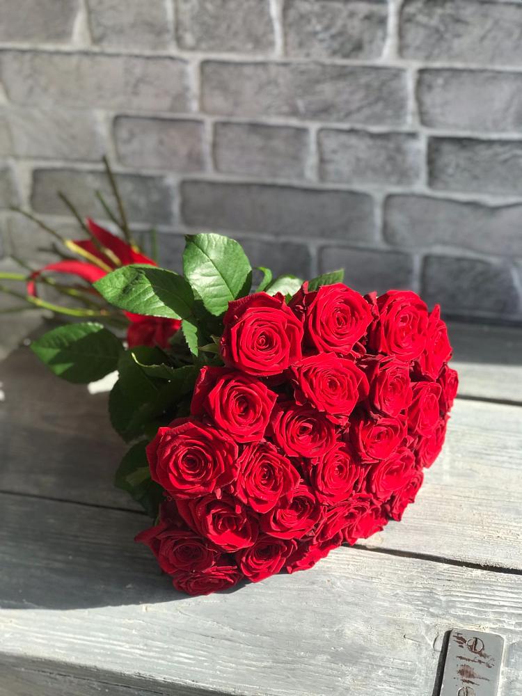 Букет Красные розы Фридом в Умёт