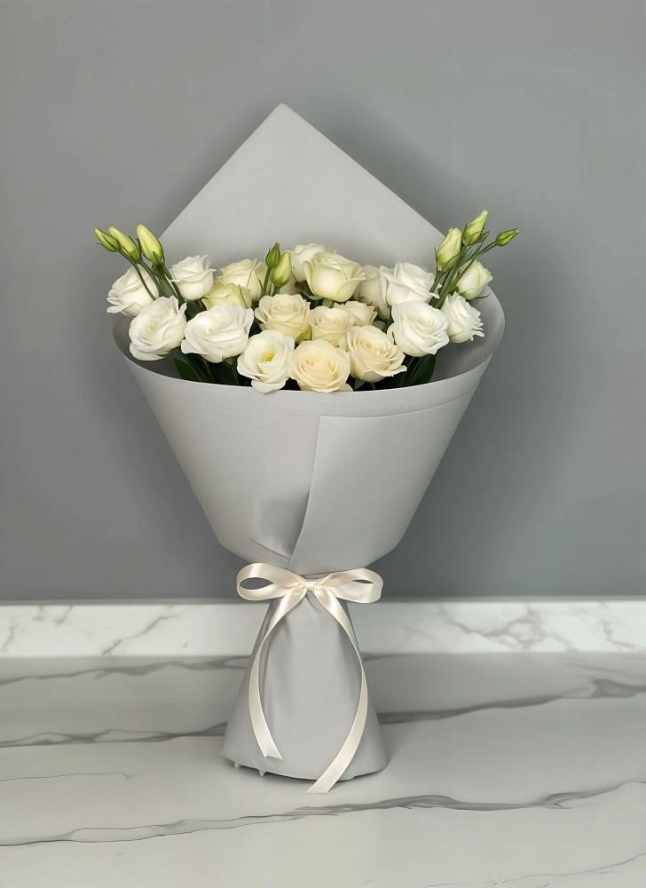 Букет цветов из: Розы и Лизиантусы в Умёт