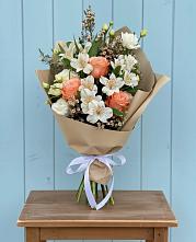 Букет цветов из:  Альстромерии, Лизиантусы, Розы и Хризантемы в Умёт