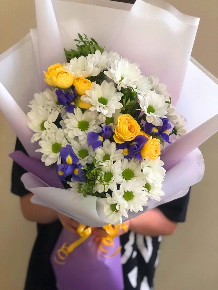 Букет цветов из: Ирисы, Хризантемы и Розы в Умёт