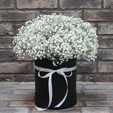 Цветочная композиция из Гипсофила в шляпной коробке в Умёт