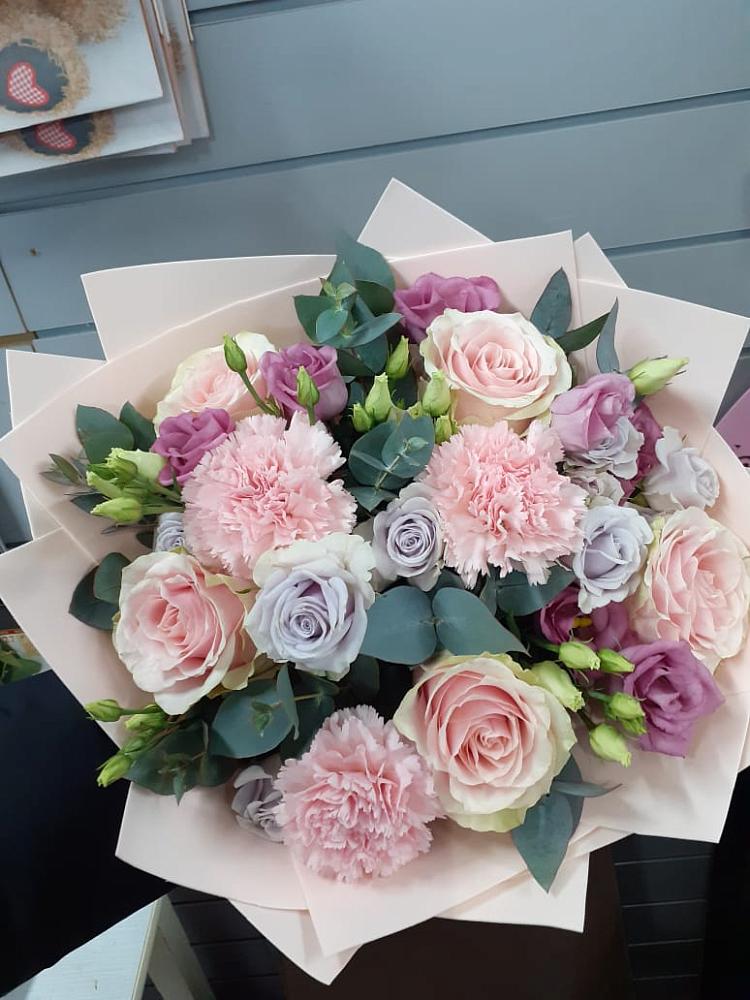 Букет цветов из: Розы, Гвоздики и Лизиантусы в Умёт